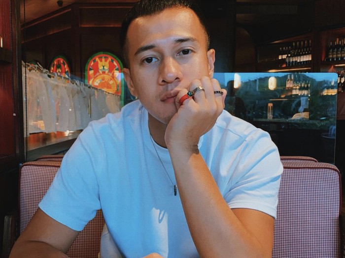 Gaya Keren Herjunot Ali Makan Pasta hingga Ngopi di Italia