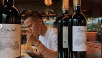Tertangkap kamera momen Junot menikmati pasta di restoran tersebut. Ia asyik menyeruput pasta dengan latar botol-botol wine di hadapannya. Foto: Instagram herjunotali.studio