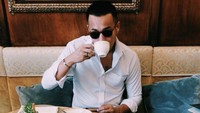 Pemain film 5 Cm ini sedang menikmati secangkir kopi dan croissant. Ia mampir ke Caffe Gilli yang ada di Florence, Italia. Foto: Instagram herjunotali.studio