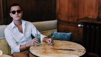Junot ternyata juga mencicipi minuman segar yang tampak seperti mojito. Ia berpose dengan segelas minuman tersebut. Foto: Instagram herjunotali.studio