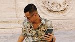 Gaya Keren Herjunot Ali Makan Pasta hingga Ngopi di Italia