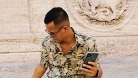 Di Roma, Italia, Junot tak melewatkan cicip cappuccino. Ia pun memilih berpose dengan segelas kopi hangat di latar kota yang Instagramable. Foto: Instagram herjunotali.studio