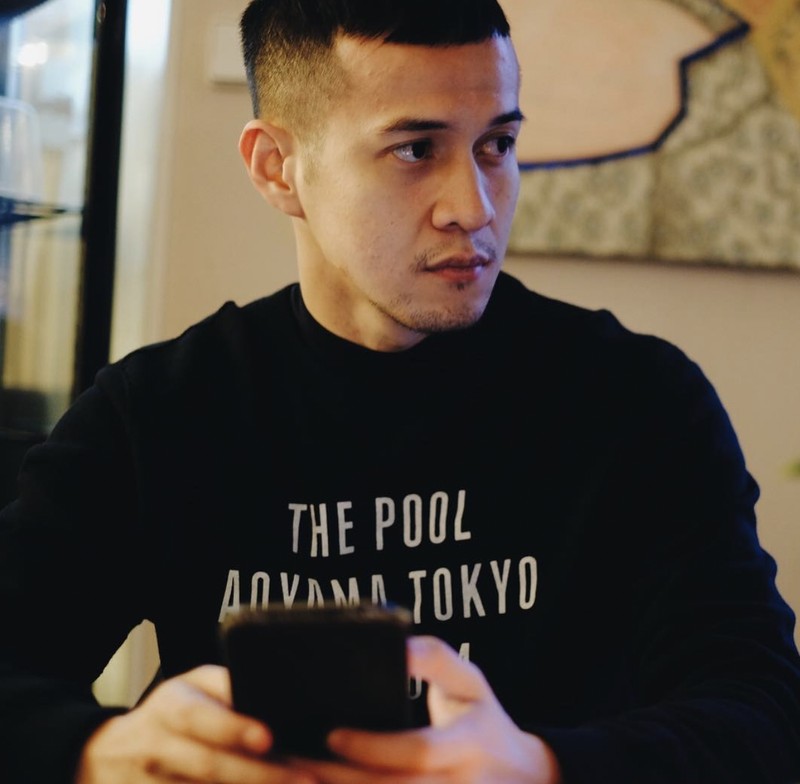 Gaya Keren Herjunot Ali Makan Pasta hingga Ngopi di Italia