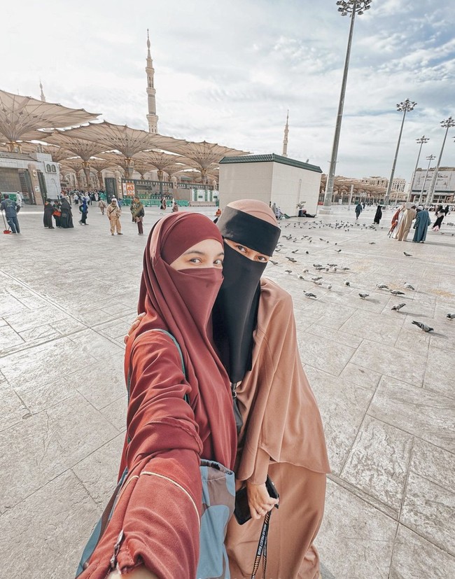 Paula Verhoeven kali ini pergi umrah dengan rekan selebritinya, Shireen Sungkar. Paula Verhoeven memilih menggunakan niqab yang hanya memperlihatkan area mata. Foto: Instagram @paula_verhoeven