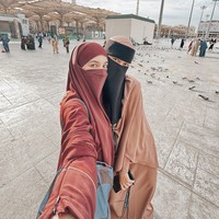 Paula Verhoeven kali ini pergi umrah dengan rekan selebritinya, Shireen Sungkar. Paula Verhoeven memilih menggunakan niqab yang hanya memperlihatkan area mata. Foto: Instagram @paula_verhoeven