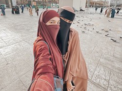 7 Potret Paula Verhoeven Saat Umrah, Tampil Beda Pakai Niqab