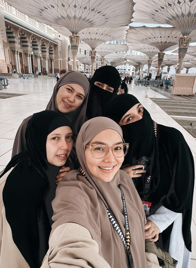Saat selfie bersama para kerabat perempuan yang menjadi rekan perjalanan umrahnya, Paula Verhoeven tetap menggunakan niqab warna hitam. Niqab merupakan pakaian wanita muslim yang menutup wajah dan kepala termasuk area dahi, kecuali bagian mata. Foto: Instagram @paula_verhoeven