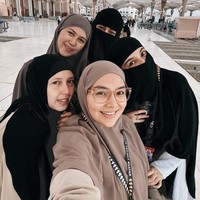 Saat selfie bersama para kerabat perempuan yang menjadi rekan perjalanan umrahnya, Paula Verhoeven tetap menggunakan niqab warna hitam. Niqab merupakan pakaian wanita muslim yang menutup wajah dan kepala termasuk area dahi, kecuali bagian mata. Foto: Instagram @paula_verhoeven