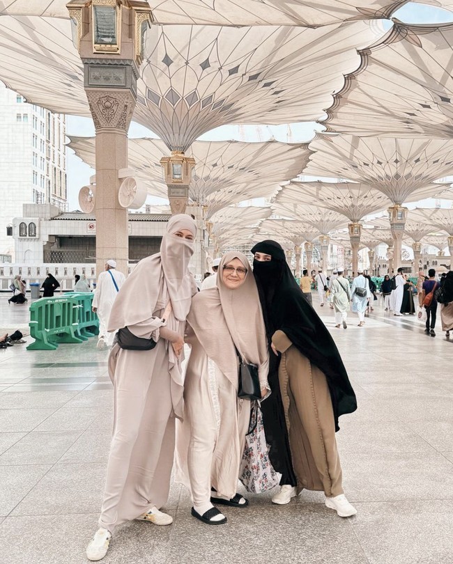 Paula Verhoeven kali ini memilih menggunakan setelan gamis dan cadar berwarna cerah. Foto: Instagram @paula_verhoeven