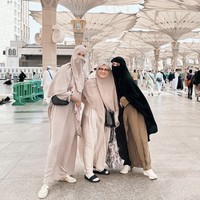 Paula Verhoeven kali ini memilih menggunakan setelan gamis dan cadar berwarna cerah. Foto: Instagram @paula_verhoeven