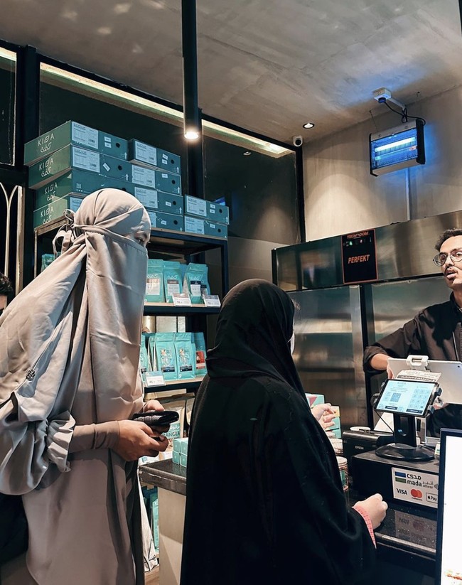 Paula Verhoeven tampak mensyukuri perjalanan umrah kali ini. “Scroll through Madina’s Journey 🤍 alhamdulillah #allahummabarik,” tulisnya di Instagram. Foto: Instagram @paula_verhoeven