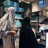 Paula Verhoeven tampak mensyukuri perjalanan umrah kali ini. “Scroll through Madina’s Journey 🤍 alhamdulillah #allahummabarik,” tulisnya di Instagram. Foto: Instagram @paula_verhoeven