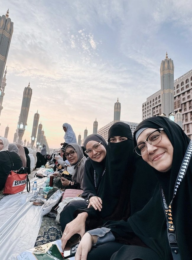 Pada momen selanjutnya, Paula Verhoeven juga terlihat sedang menunggu buka puasa di Madinah. Terlihat langit yang cerah dan cantik saat umrah di bulan Ramadhan. Foto: Instagram @paula_verhoeven