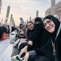 Pada momen selanjutnya, Paula Verhoeven juga terlihat sedang menunggu buka puasa di Madinah. Terlihat langit yang cerah dan cantik saat umrah di bulan Ramadhan. Foto: Instagram @paula_verhoeven