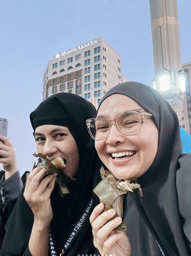 Paula Verhoeven kali ini membuka cadarnya ketika makan bersama desainer busana muslim Ria Miranda. Wajahnya terlihat natural tanpa riasan. Foto: Instagram @paula_verhoeven