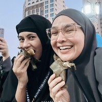 Paula Verhoeven kali ini membuka cadarnya ketika makan bersama desainer busana muslim Ria Miranda. Wajahnya terlihat natural tanpa riasan. Foto: Instagram @paula_verhoeven