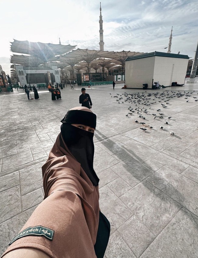 Paula Verhoeven memilih pergi umrah bersama para kerabat perempuannya. Saat berada di Tanah Suci, ia memilih lebih banyak menggunakan cadar. Foto: Instagram @paula_verhoeven