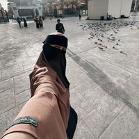 Paula Verhoeven memilih pergi umrah bersama para kerabat perempuannya. Saat berada di Tanah Suci, ia memilih lebih banyak menggunakan cadar. Foto: Instagram @paula_verhoeven