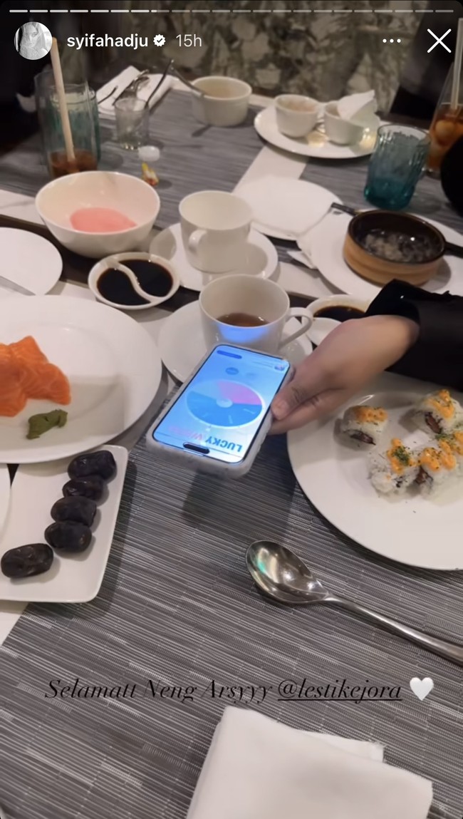 Geng Mamayu itu berkumpul untuk bukber sekaligus arisan. Setelah kenyang menyantap makanan, arisan pun dimulai dengan mengundi nama melalui aplikasi di ponsel. Foto: Instagram