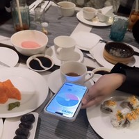 Geng Mamayu itu berkumpul untuk bukber sekaligus arisan. Setelah kenyang menyantap makanan, arisan pun dimulai dengan mengundi nama melalui aplikasi di ponsel. Foto: Instagram