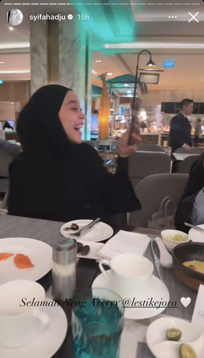 Mendengar namanya keluar sebagai pemenang arisan, Lesti Kejora pun langsung tertawa bahagia. Para anggota geng Mamayu pun langsung memberikan ucapan selamat kepada Lesti. Foto: Instagram