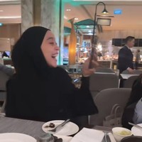 Mendengar namanya keluar sebagai pemenang arisan, Lesti Kejora pun langsung tertawa bahagia. Para anggota geng Mamayu pun langsung memberikan ucapan selamat kepada Lesti. Foto: Instagram