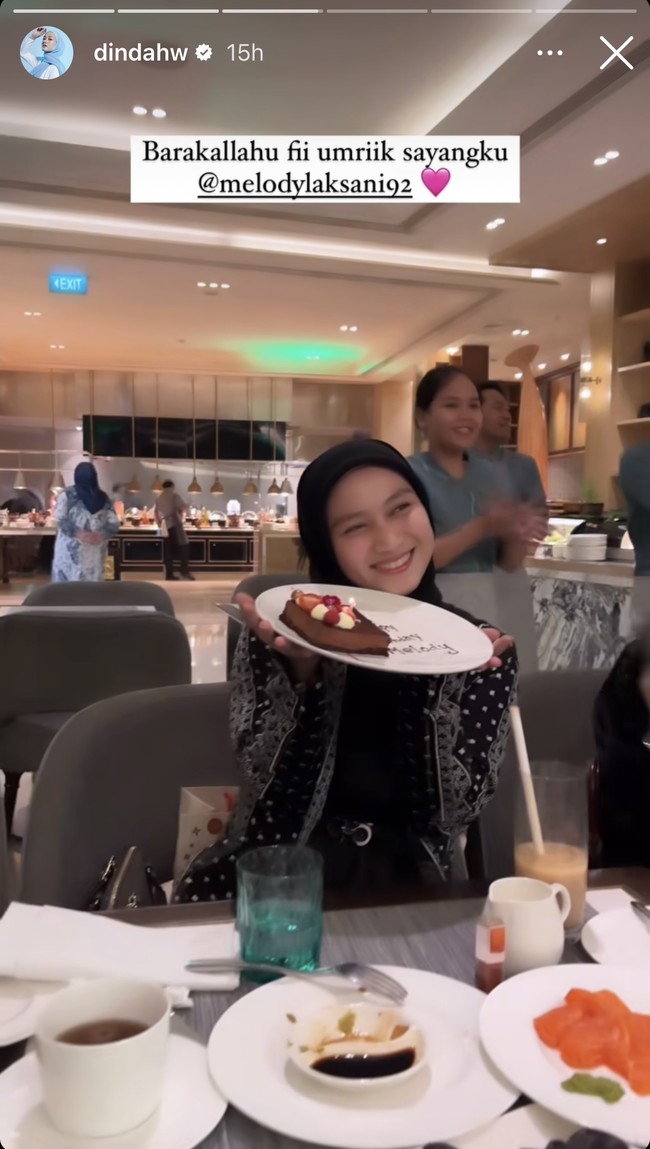 Di tengah-tengah acara Melody juga tiba-tiba mendapat kejutan ulang tahun. Para karyawan di restoran tersebut membawakan kue ulang tahun untuk Melody sambil diiringi dengan nyanyian. Foto: Instagram