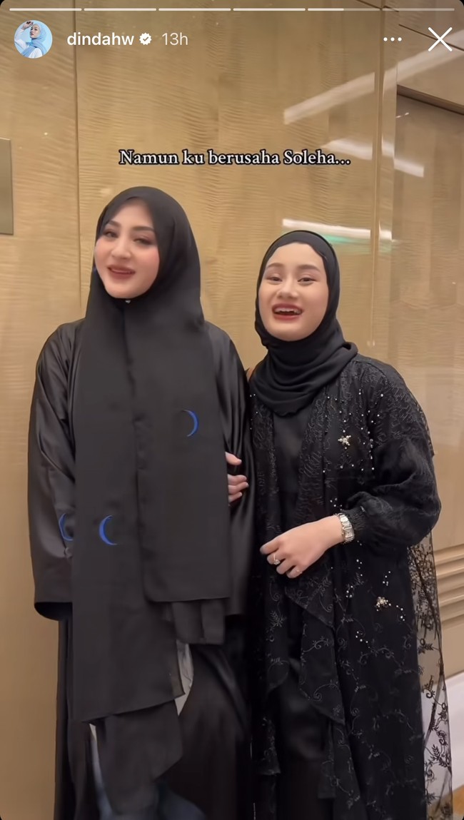 Tak ketinggalan Margin juga ikut membuat konten video berpasangan dengan Dinda Hauw. Sama-sama mengenakan hijab dan busana hitam, keduanya tampil menawan. Foto: Instagram
