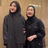 Tak ketinggalan Margin juga ikut membuat konten video berpasangan dengan Dinda Hauw. Sama-sama mengenakan hijab dan busana hitam, keduanya tampil menawan. Foto: Instagram