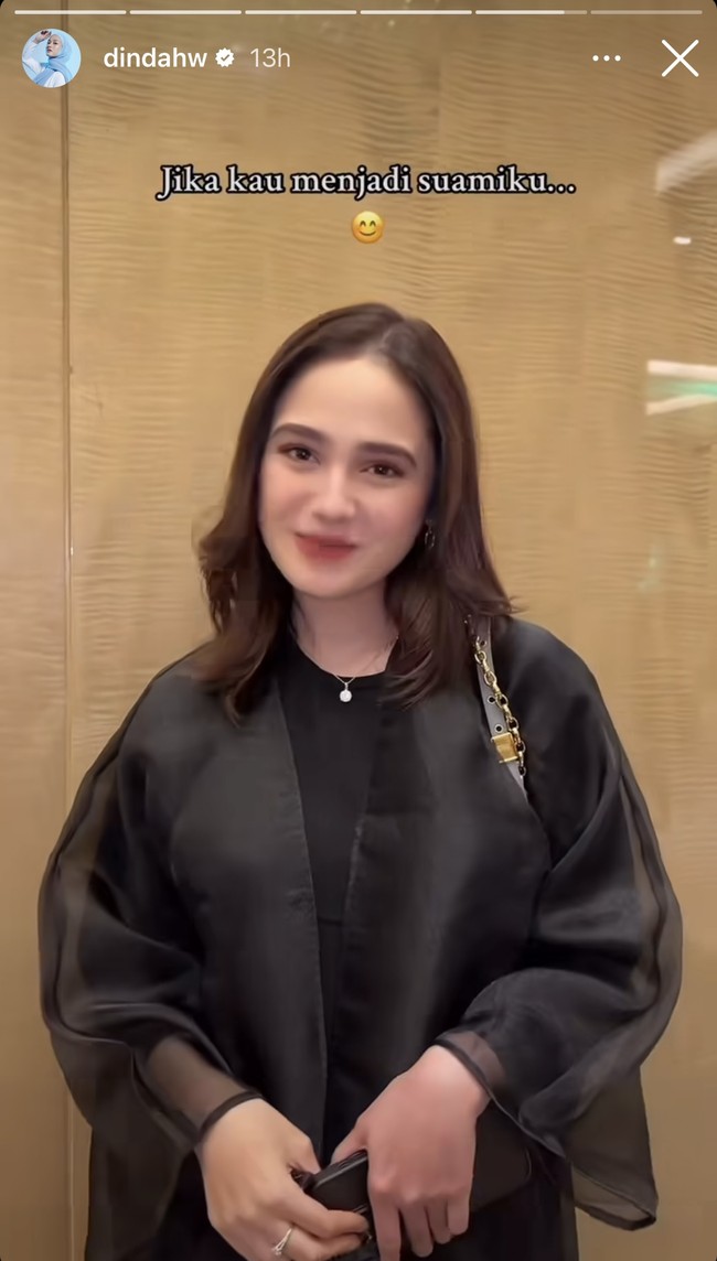 Penampilan terakhir ditutup dengan Syifa Hadju. Meski menjadi satu-satunya anggota geng Mamayu yang terlihat hadir tanpa mengenakan hijab, namun penampilan Syifa tetap mempesona dan tak kalah curi atensi. Foto: Instagram