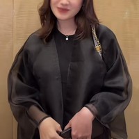 Penampilan terakhir ditutup dengan Syifa Hadju. Meski menjadi satu-satunya anggota geng Mamayu yang terlihat hadir tanpa mengenakan hijab, namun penampilan Syifa tetap mempesona dan tak kalah curi atensi. Foto: Instagram