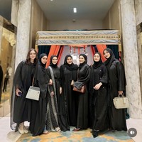 Para anggota geng Mamayu yang berisi Syifa Hadju, Lesti Kejora, Melody Laksani, Aurel Hermansyah, Kesha Ratuliu, Dinda Hauw, dan Margin Wieeherm tampak kembali berkumpul. Kali ini para anggota geng Mamayu itu tampil kompak mengenakan outfit serba hitam. Foto: Instagram