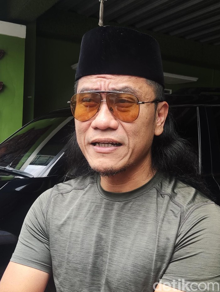 Gus Miftah ditemui wartawan usai pertemuan dengan cawapres terpilih Gibran Rakabuming Raka di Ponpes Ora Aji, Kalasan, Sleman, Selasa (26/3/2024).