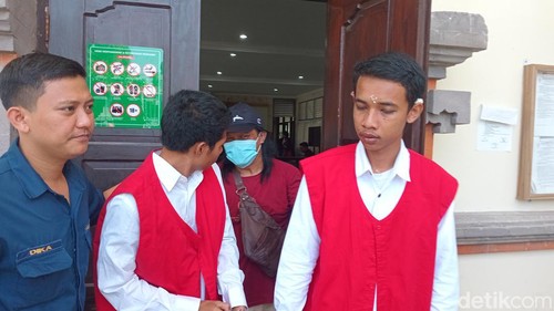 Heru Kiswanto dan I Made Wahyu Ryoga Saputra, terdakwa pemerkosaan seusai menjalani sidang di PN Denpasar, Selasa (26/3/2024).