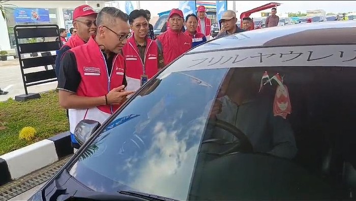 Direktur Pemasaran Pusat dan Niaga PT Pertamina Patra Niaga, Maya Kusmaya mengecek persiapan pelayanan BBM di tol Lampung.