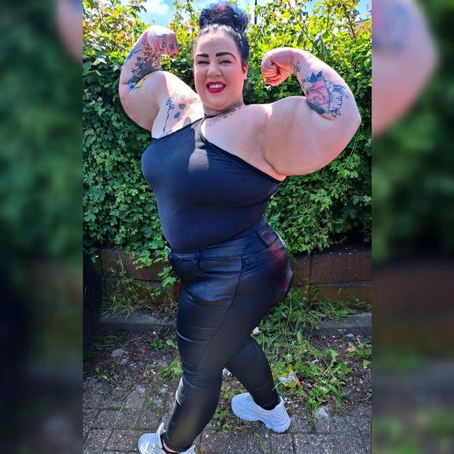 Jackie pun tidak peduli dengan komentar netizen yang menyebutnya gemuk hingga terlalu maskulin. Ia mengaku hanya fokus pada pola makan yang sehat meski memang harus mengkonsumsi kalori ekstra agar tubuhnya membesar. Foto: Instagram Jackie She Hulk