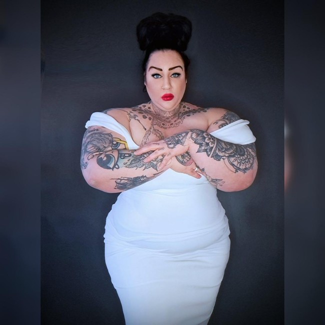 Perjalanan Jackie membesarkan badan berawal ketika COVID-19. Saat tempat olahraga ditutup, wanita yang sebelumnya pegiat fitness tersebut malah menyadari bahwa dirinya lebih nyaman bertubuh lebih besar. Sejak saat itu, ia mulai rajin angkat beban dan membentuk otot.  Foto: Instagram Jackie She Hulk