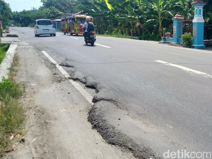 Jalan Bayat-Cawas, Klaten, rusak dengan aspal yang bergelombang, Selasa (26/3/2024).