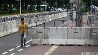 Terlihat pengamanan barrier beton di depan gedung MK dari jalur pedestrian hingga satu lajur jalan umum. 