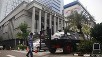 Kendaraan taktis kepolisian juga disiapkan untuk mengantisipasi keamanan massa selama persidangan. 