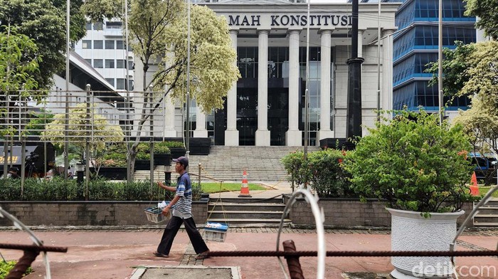 Jelang Sidang Sengketa Pilpres, Begini Pengamanan Gedung MK MK mulai menggelar sidang sengketa Pilpres, Rabu (27/3) besok. Pengamanan gedung MK pun mulai diperketat.