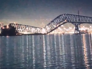 Ditabrak Kapal Kontainer, Jembatan di AS Terbelah Jadi Dua!