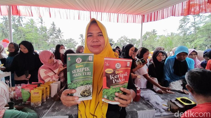 Jumiarsih saat sedang memperlihatkan keripik pakis buatannya.
