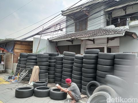 Kabel menjuntai di Jakarta (Taufiq Syarifudin/detikcom)