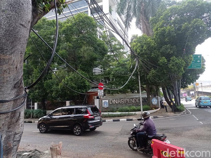 Kabel Bergelantungan Merupakah Ancaman yang Mengkhawatirkan bagi Warga Jakarta