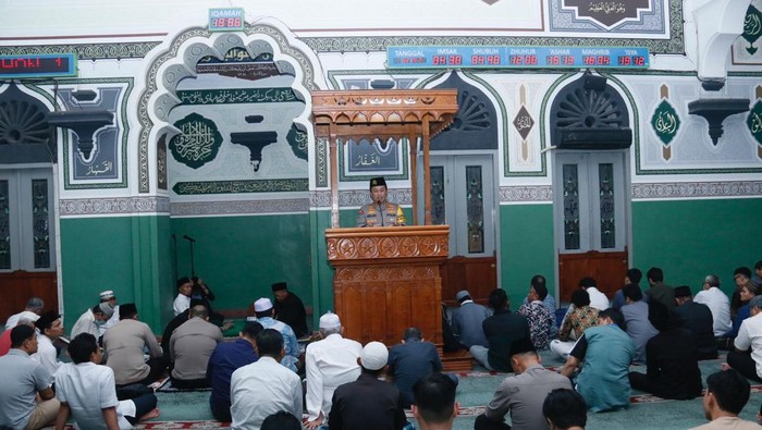 Kabid Humas Polda Metro Jaya Kombes Ade Ary Syam Indradi menggelar tarawih keliling masjid.