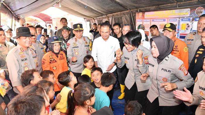 Kapolda Jabar Irjen Akhmad Wiyagus bersama Pj Gubernur Jabar Bey Machmudin, menemui warga terdampak banjir bandang disertai tanah longsor di Kecamatan Cipongkor, Kabupaten Bandung Barat (KBB). (dok Ist)