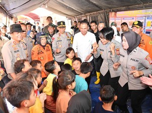 Momen Kapolda-Pj Gubernur Jabar Temui Warga Korban Longsor di Cipongkor