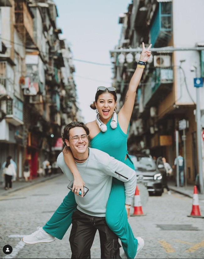 Tak sedikit netizen yang mengaku ikut senang melihat Aby yang tampak begitu menyayangi Karin. “Kapan lg liat karin dibucinin ugalan jg sm yg skrng,” komentar salah seorang netizen. “Sama yg ini keliatan di sayangin bangeet,” tambah netizen lain. Foto: Instagram/@narinkovilda