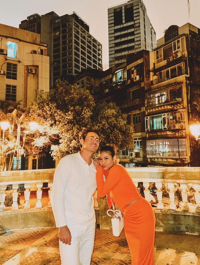 Saat di Macau Karin dan Aby juga terlihat berkesempatan menonton opera di Fado Opera. “Fado di Macao adalah manifestasi unik dari fado, genre musik tradisional Portugis yang dikenal dengan melodi merdu dan lirik yang sarat emosi, yang menggambarkan rasa kerinduan, cinta yang tidak terbalas, dan nasib. Dibawa oleh para pelaut, pedagang, dan kolonis Portugis, fado telah menemukan rumahnya juga di Macao, bekas koloni Portugis, dan menjadi bagian integral dari warisan budaya kota,” tulis keterangan unggahannya. Foto: Instagram/@narinkovilda